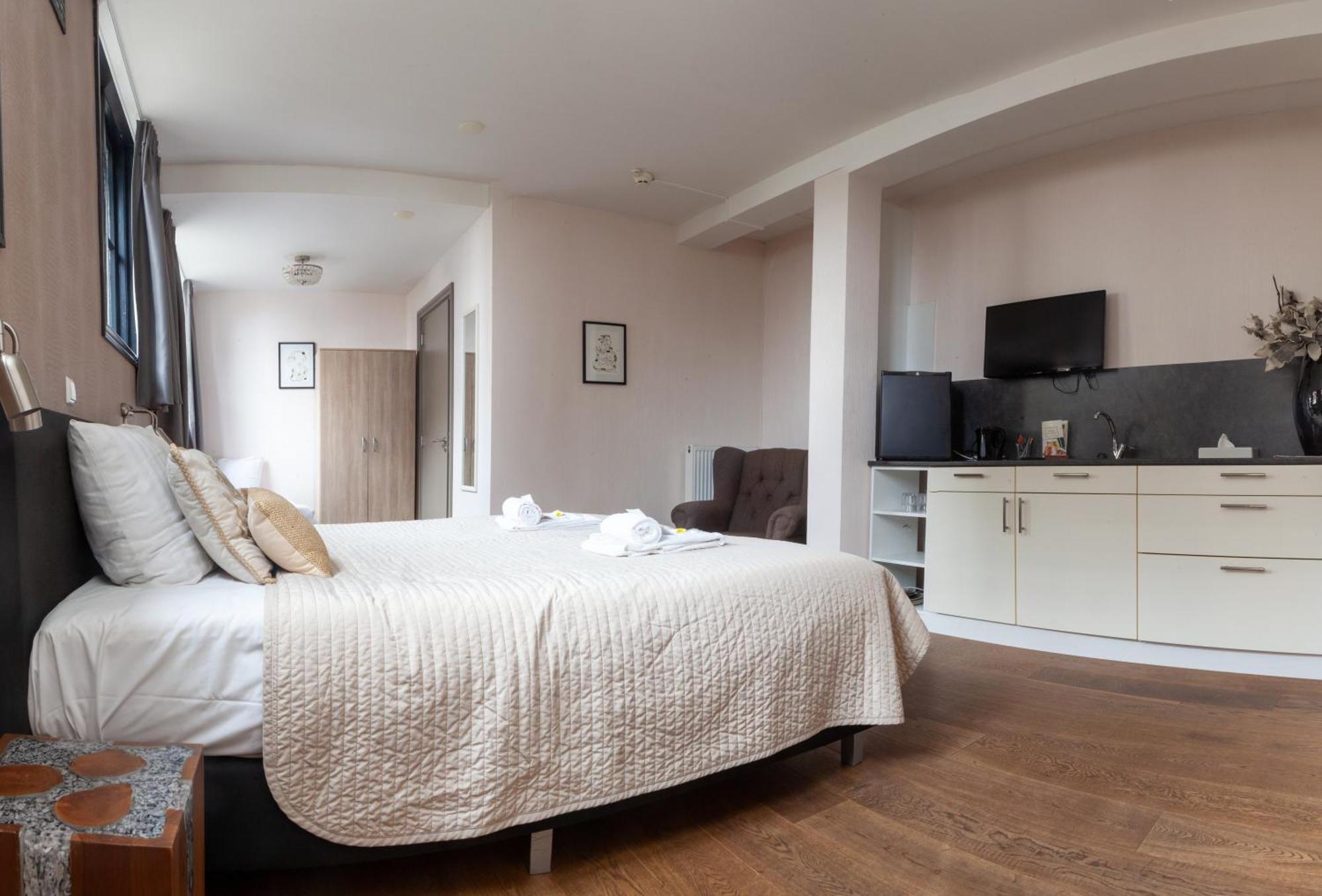 Kings Inn City Hotel อัลค์มาร์ ภายนอก รูปภาพ